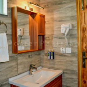 alpinehotel-bathrooms-1024x683